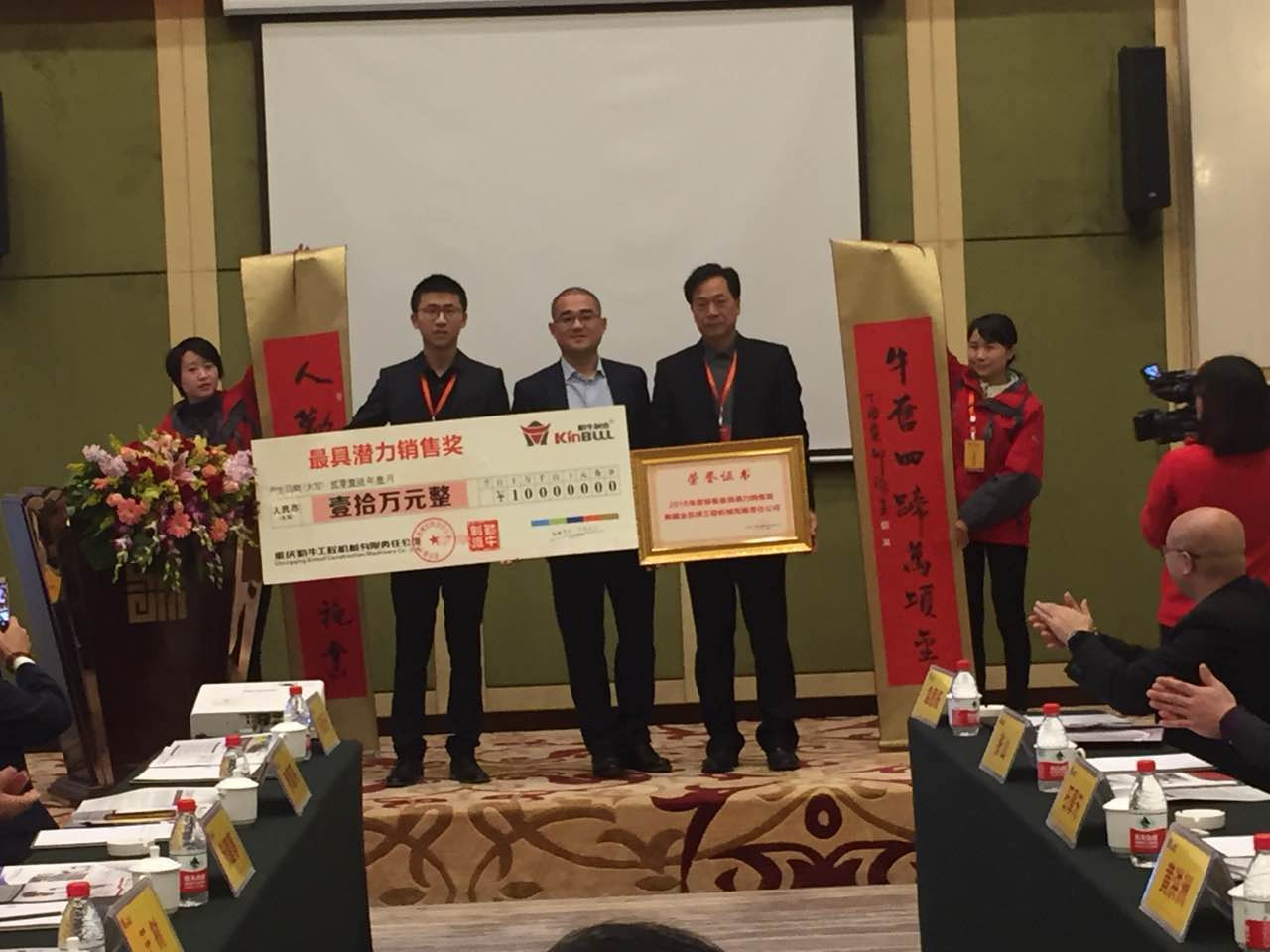 實(shí)業(yè)興邦，產(chǎn)業(yè)報(bào)國：2017，擼起袖子加油干