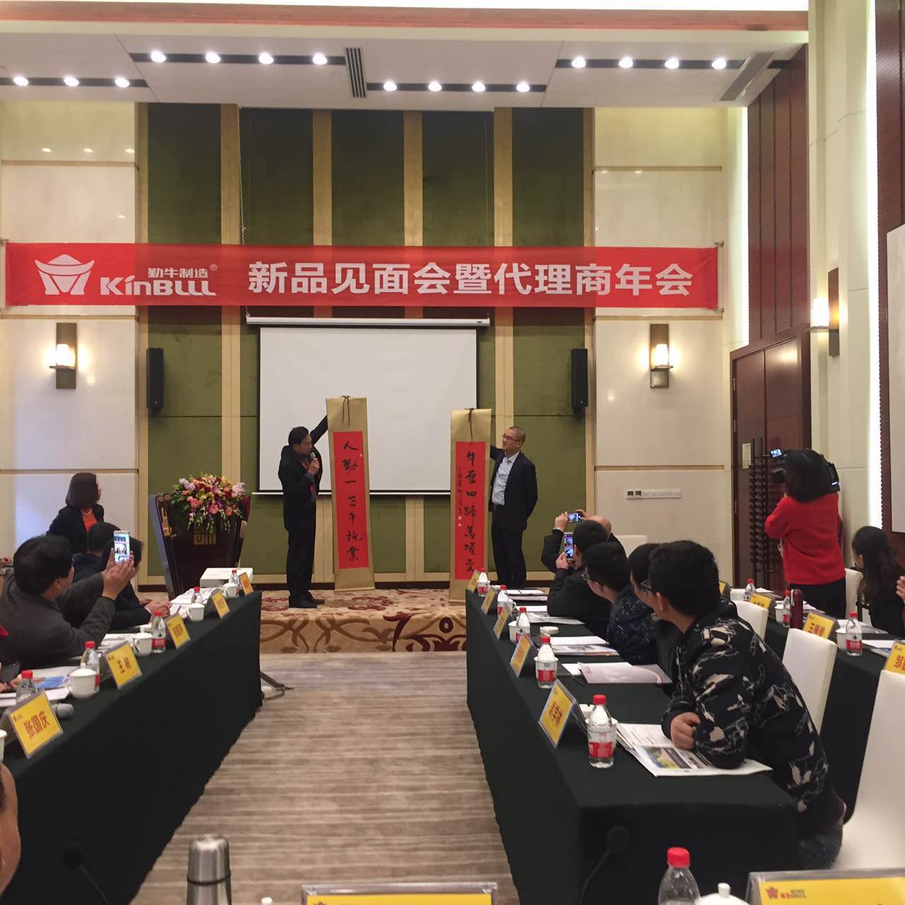 實(shí)業(yè)興邦，產(chǎn)業(yè)報(bào)國：2017，擼起袖子加油干